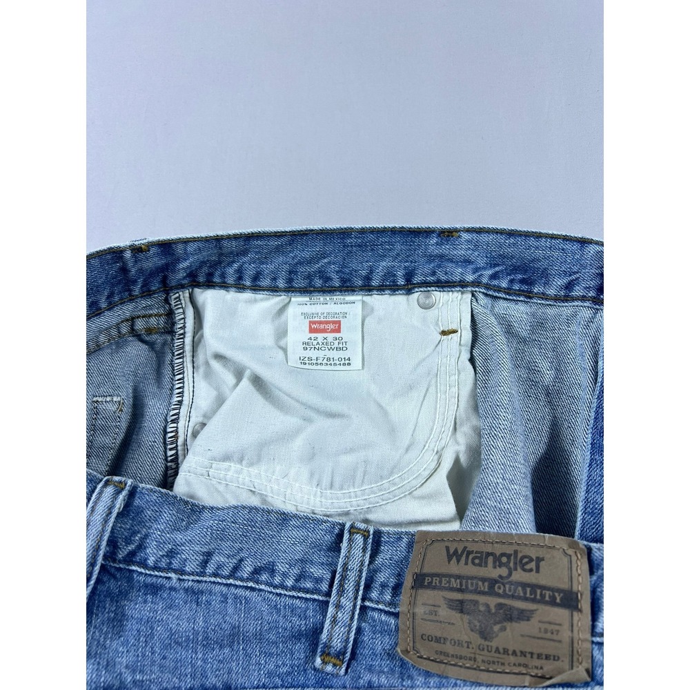 Wrangler Premium Quality Relaxed Fit Jeans Men's 42x30 Medium Wash Blue Denim - Picture 4 of 16